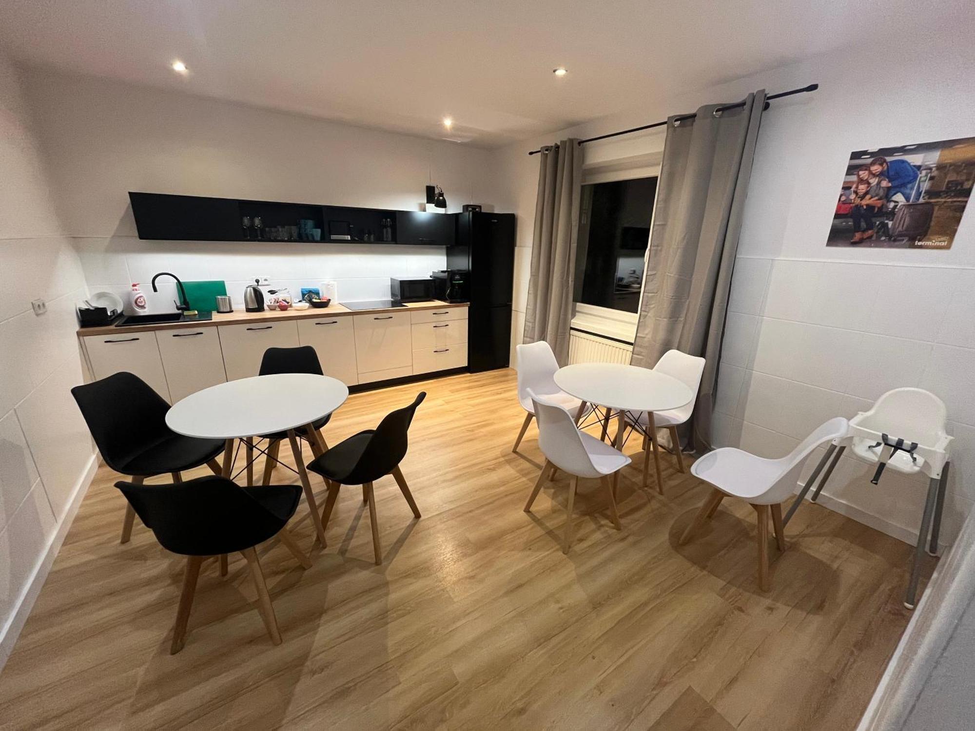 Terminal Family Airport Hostel Poznan Ngoại thất bức ảnh