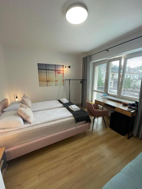 Terminal Family Airport Hostel Poznan Ngoại thất bức ảnh
