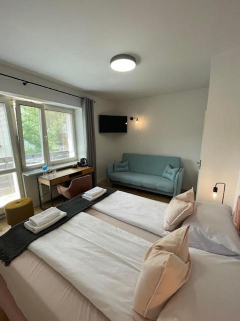 Terminal Family Airport Hostel Poznan Ngoại thất bức ảnh