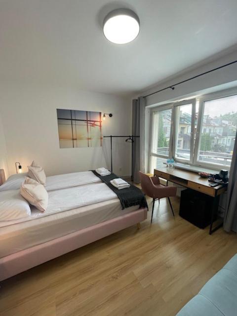 Terminal Family Airport Hostel Poznan Ngoại thất bức ảnh