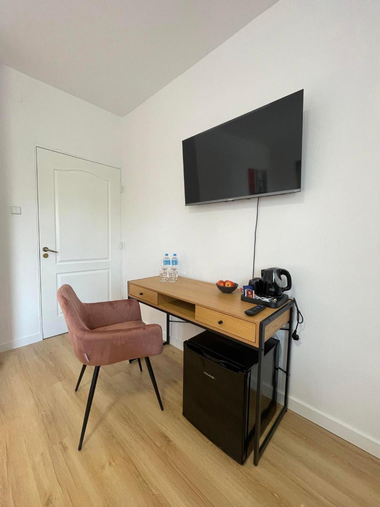 Terminal Family Airport Hostel Poznan Ngoại thất bức ảnh