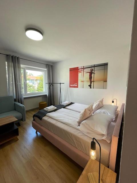 Terminal Family Airport Hostel Poznan Ngoại thất bức ảnh