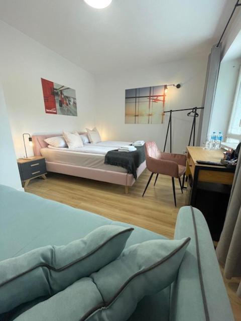 Terminal Family Airport Hostel Poznan Ngoại thất bức ảnh